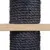 Nahaufnahme eines schwarzen Sisalseils, befestigt an einer Holzplatte. Materialdetails sichtbar: geflochtenes Sisal und geschichtetes Holz.