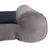 Detailweergave van een grijs en donkerblauw huisdierenbed met gewatteerde stoffen rand.