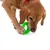Hond speelt met groen, rond kauwspeelgoed van kunststof.