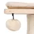 Kratzbaum mit Holzplattform, beigem Kissen und hängendem Spielball aus Plüsch.
