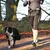 Jogger med hund, kopplade med ett elastiskt handsfree-koppel, lämpligt för utomhusaktiviteter.