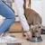 Person stellt einem Hund einen grauen Futternapf mit Marmormuster hin. Hund frisst aus dem Napf.