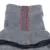 Grauer Fleece-Stoff mit schwarzem Rand und vertikalem Streifen in Grau mit rotem Akzent. Detailansicht des Materials.