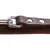Gros plan sur une laisse en cuir marron avec mousqueton métallique et rivets visibles. Matière : cuir et métal.
