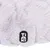 Tiaki-Logo auf einem flauschigen, hellgrauen Stoff.