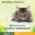 Testo in inglese: Natural Vitality, Made with natural ingredients, adult 1+, with chicken and turkey. Immagine di un gatto a pelo lungo su sfondo verde chiaro.