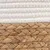 Detailní záběr produktu z přírodního pleteného materiálu v hnědé barvě a bílá látka s hrubou strukturou.