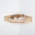 Chat allongé sur une étagère d’angle murale en bois avec coussin beige, fixée au mur. Matériaux visibles : bois et tissu.