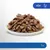 Comida húmeda con trozos de carne y guisantes, apta para gatos a partir de 1 año. Símbolos de pescado y pollo como ingredientes visibles.
