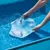 Person taucht ein blaues Netz mit Clips in Wasser, möglicherweise zur Reinigung oder Verwendung im Pool.