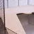 Piattaforma in legno con rampa in una gabbia, adatta come piano per piccoli animali. Griglia metallica e fondo in plastica visibili.