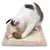 Weisse Katze spielt mit einer braunen Stoffmaus auf einem beigen Kratzbrett mit Plüschrand.