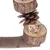 Jouet pour rongeur composé de rondelles de bois naturel, d’un cube en bois et d’une pomme de pin fixés ensemble. Matériaux visibles : bois, écorce, pomme de pin.