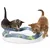 Spielzeug für Katzen mit gewellter Bahn und grünen Bällen, zwei Kätzchen spielen damit.