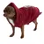 Kleiner Hund in rotem Kapuzenpullover mit Rentiermotiv auf dem Rücken.