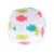 Pelota tejida blanca con patrones de colores en verde, rosa y azul. Adecuada como juguete o decoración.