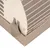 Détail d’un coin de caisse de transport en plastique beige et marron avec système de fermeture visible.