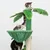 Krabpaal met groen stoffen design, bladdecoratie en sisal stam. Twee katten spelen op verschillende niveaus van de krabpaal.