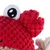 Rood pluchen speelgoed met gestructureerd oppervlak en grote ogen, detailweergave. Geschikt voor huisdieren.
