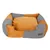 Hundebett mit gestreiften schwarz-weissen Seiten und orangefarbenem Kissen. Logo 'Modern Living' sichtbar auf der Seite.