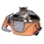 Sac de transport orange et gris avec filet, chat tigré à l’intérieur, bandoulière visible. Ouverture supérieure zippée partiellement ouverte.