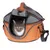 Sac de transport orange et gris avec filet, chat tigré à l’intérieur visible par l’ouverture frontale, bandoulière noire sur le côté.