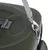 Gros plan sur une sangle grise avec mousqueton métallique fixée à un sac ou panier de transport vert en tissu, couture et attache visibles.