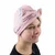 Roze handdoek met kattenoren-design, gedragen op het hoofd. Gemaakt van zachte stof.