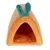 Niche pour animal en tissu orange avec coussin intégré et deux oreilles vertes sur le dessus, entrée triangulaire visible à l'avant.