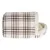 Niche pour animal en tissu à motif écossais beige et marron, intérieur doublé de matière peluche crème, entrée arrondie visible sur le côté droit.