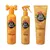 Pet Head Ditch the Dirt Deodorizing Shampoo, Spray en Conditioner Orange met natuurlijke oliën, zichtbaar op drie oranje flessen met merknaam en producttype.