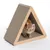 Dreieckiges Kratzmöbel aus Holz und Karton mit einer Katze im Inneren. Geeignet zum Kratzen und Verstecken.