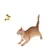 Chat roux tigré jouant avec un papillon jaune suspendu à une ficelle, démonstration d’un jouet interactif pour chat.
