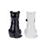 Deux figurines en céramique en forme de chat, une noire et une blanche, avec surface brillante. Vue arrière des figurines.