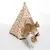 Tente tipi pour chats en tissu imprimé fruits, structure en bois, deux chats roux et blancs visibles devant et à l’intérieur de la tente. Coussin assorti inclus.