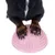 Zampe di cane su una palla rosa con nodi, adatta per esercizi di equilibrio e coordinazione.