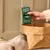 Hand hält Verpackung von Earth Rated Lavendel Poop Bags, 120 Stück. Umweltfreundliche Hundekotbeutel mit Lavendelduft.