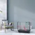 Cage pour rongeur avec base noire, étage et rampe roses, abreuvoir transparent fixé à l’extérieur, gamelle métallique et maisonnette verte visibles à l’intérieur.