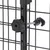 Détail d’un système de fixation en métal noir avec molette et grille, montrant le mécanisme d’assemblage d’une barrière ou d’un parc pour animaux.