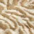 Detail van beige-witte pluche stof met golvend patroon, zichtbaar materiaal voor huisdierbed of deken.
