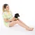 Femme assise portant un pyjama à motifs citrons assorti à un petit chien noir et marron vêtu du même motif, sur fond blanc.