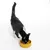 Gatto bianco e nero mangia da una ciotola gialla. La ciotola ha un logo in rilievo all'esterno.