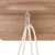 Holzplatte mit Metallhaken und Karabiner, daran befestigte Naturseile. Geeignet für die Montage von Zubehör oder Spielzeug.