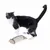 Zwart-witte kat naast een speeltje van jute met zwarte rand.