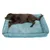 Cane sdraiato su un letto per cani rettangolare color turchese con rivestimento in tessuto a coste.