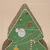 Kratzbaum in Form eines Weihnachtsbaums mit grünem Design, dekoriert mit Kugeln, Zuckerstange und Sternen. Material aus Pappe und Wellpappe.