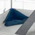 Bac d’angle en plastique bleu pour rongeur, placé dans un coin de cage avec grille métallique et rampe en plastique gris visible au premier plan.