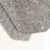 Graue Filzmaterialien mit silbernen Druckknöpfen, geeignet für handwerkliche oder dekorative Anwendungen.