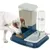 Distributeur automatique bleu pour croquettes et eau, avec un chien mangeant des croquettes. Réservoir à croquettes transparent et bouteille d’eau en plastique visible.