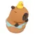 Figura de goma con forma de animal marrón de ojos cerrados, sentado en una bañera azul y con un pato amarillo sobre la cabeza.